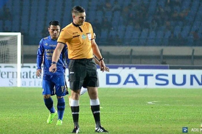 Aksi wasit asing pada laga Persib Bandung versus PS TNI, Sabtu (5/8/2017).