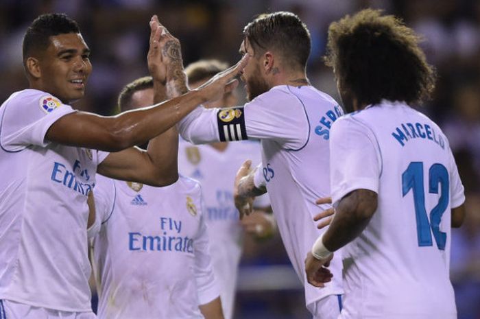 Casemiro merayakan golnya bersama pasukan Real Madrid saat membekuk Deportivo La Coruna 3-0, Minggu (20/8/2017)