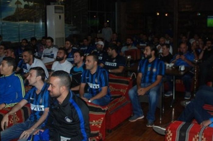 Para Interisti yang tergabung di Inter Club Lebanon dalam sebuah acara nonton bersama di Beirut. 