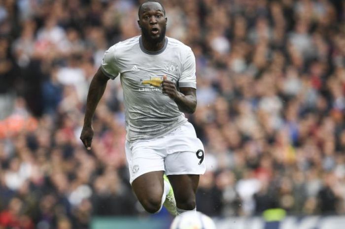 Striker Manchester United, Romelu Lukaku, mengontrol bola dalam partai Liga Inggris kontra Liverpool di Stadion Anfield, Liverpool, 14 Oktober 2017.