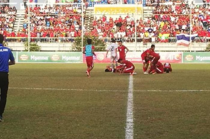 Ekspresi sedih para pemain timnas U-19 Indonesia seusai gagal memenangi adu penalti kontra timnas U-19 Thailand pada laga semifinal Piala AFF U-18 2017 di Stadion Thuwunna, Yangon, Myanmar, Jumat (15/9/2017). 