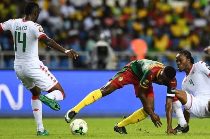 Penyerang Kamerun, Benjamin Moukandjo (tengah) di antara dua pemain belakang Burkina Faso, Bakary Kone dan Issoufou Dayo (kiri) pada laga kedua Grup A PIala Afrika 2017 di Stade de l'Amitie, Libreville, Gabon, Sabtu (14/1/2017).