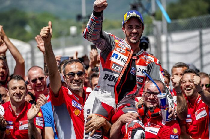 Pebalap Ducati, Andrea Dovizioso, merayakan keberhasilannya meraih podium pada balapan MotoGP Italia di Sirkuit Mugello, Italia, Minggu (3/6/2018).