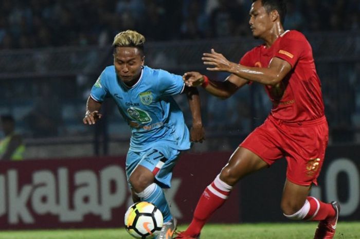 Pemain Persela Lamongan, Fahmi Al-Ayyubi, beraksi pada laga kontra Barito Putera di ajang Liga 1 201