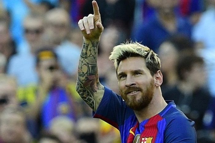 Penyerang FC Barcelona, Lionel Messi, merayakan gol ke gawang Deportivo La Coruna dalam lanjutan La Liga di Stadion Camp Nou, Sabtu (15/10/2016).