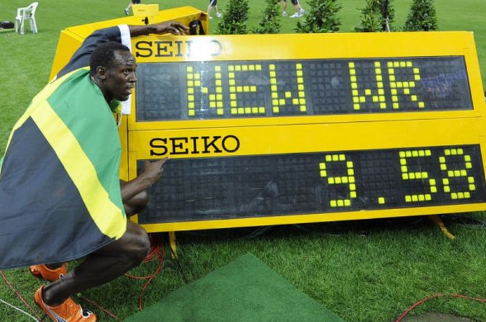 Usain Bolt usai mengukir rekor dunia lari 100 meter dengan waktu 9,58 detik di Kejuaraan Dunia Atletik di Berlin, 16 Agustus 2009. 