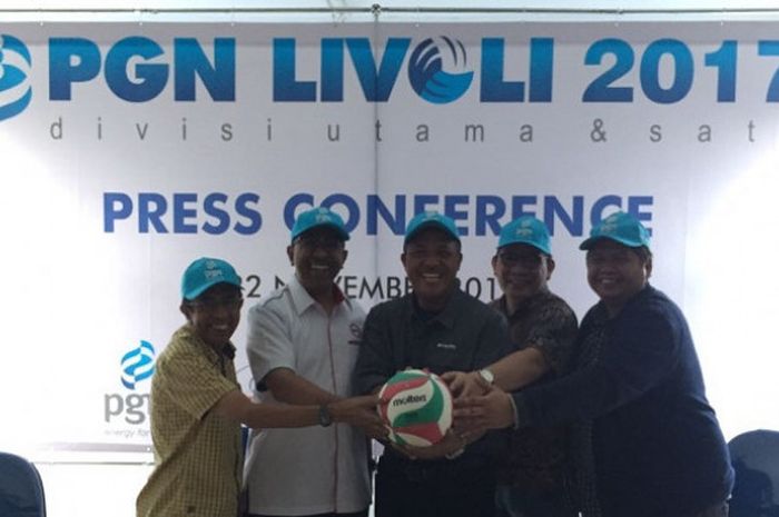 PBVSi dan sponsor berpose dalam konferensi pers jelang Livoli Divisi Utama 2017 di Jakarta, Rabu (22/11/2017).