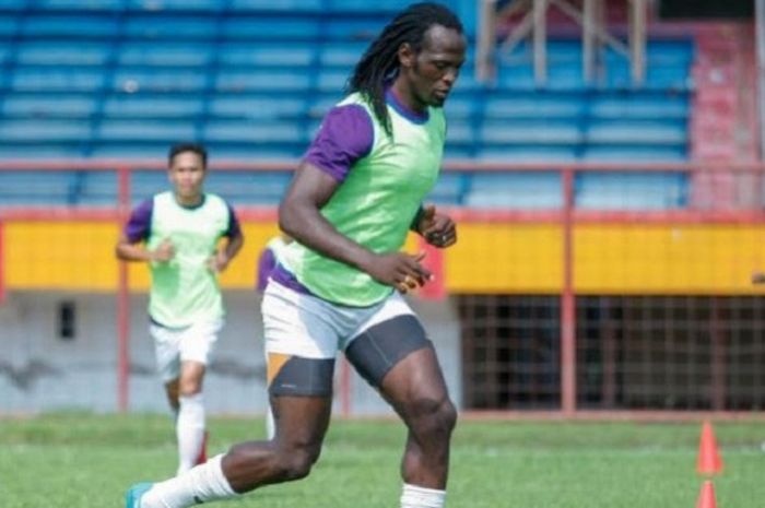 Stoppper naturalisasi, Mohammadou Al Hadji Adamou saat mengikuti trial perdananya bersama tim PSM Makassar di Stadion Mattoanging, Jumat (23/2/2018) pagi. 