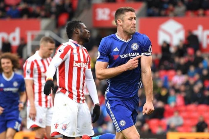 Bek Chelsea, Gary Cahill, merayakan gol yang dia cetak ke gawang Stoke City dalam laga Premier League di Stadion Britannia, Stoke on Trent, Inggris, pada 18 Maret 2017.