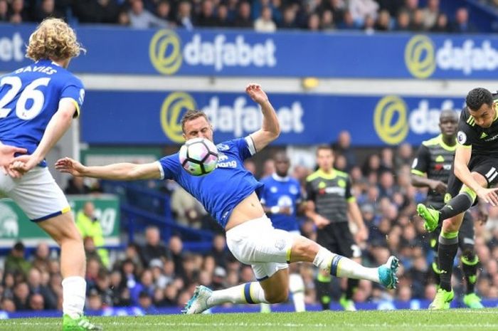 Pemain Chelsea, Pedro Rodriguez, melepaskan tembakan ke gawnag Everton dalam laga di Goodison Park, Minggu (30/4/2017)