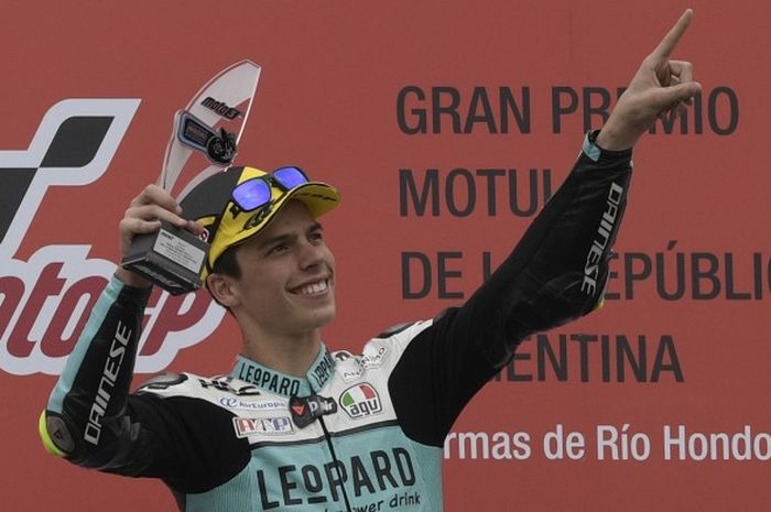 Joan Mir (Honda) merayakan kemenangan di podium usai menang di ajang Moto3 (Argentina Grand Prix).