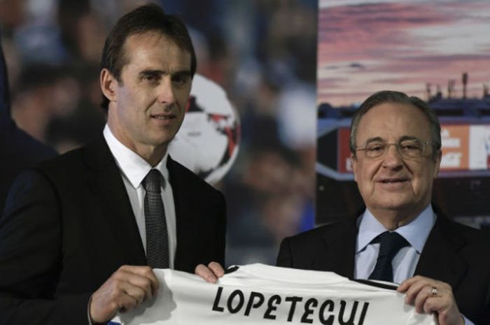  Pelatih baru Real Madrid, Julen Lopetegui, berpose bersama presiden klub, Florentino Perez, saat dikenalkan untuk pertama kali, Senin (16/7/2018) waktu setempat. 