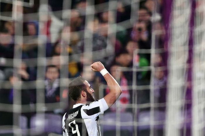 Striker Juventus, Gonzalo Higuain, merayakan gol yang dia cetak ke gawang Fiorentina dalam laga Liga Italia di Stadion Artemio Franchi, Florence, pada 9 Februari 2018.