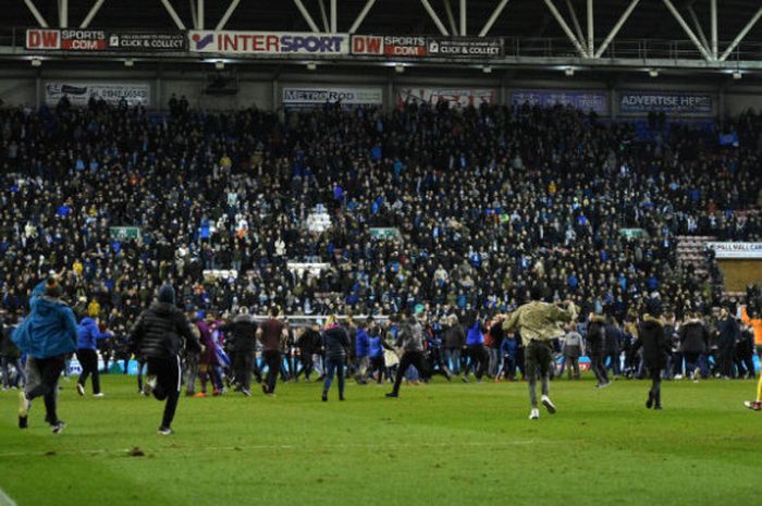 Suporter Wigan Athletic masuk lapangan usai laga antara Wigan Vs Manchester City berakhir di Stadion DW, Wigan, Inggris, pada Minggu (19/2/2018) atau Senin dini hari WIB.