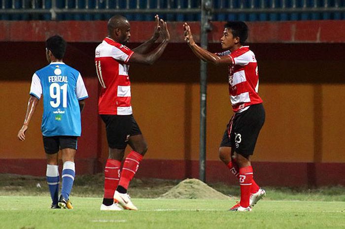  Pemain Madura United, Greg Nwokolo (kiri) dan Bayu Gatra, merayakan gol saat melawan Barito Putera 