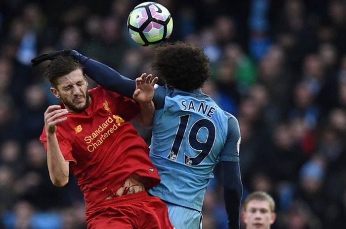 Aksi gelandang Liverpool, Adam Lallana (kiri), saat berduel udara dengan pemain Manchester City, Leroy Sane, dalam pertandingan Liga Inggris 2016-2017 di Stadion Etihad, Manchester, Inggris, pada 19 Maret 2017.