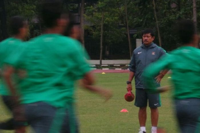 Pelatih Indra Sjafri ketika memimpin sesi latihan timnas Indonesia U-18 di Stadion Atang Sutresna, Cijantung, Jakarta, 3 April 2017.