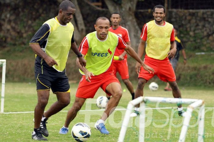 Pelatih Persipura, Wanderley Junior, di sesi latihan tim.