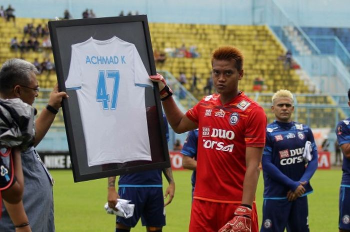 Prosesi penyerahan jersey no 47 milik Achmad Kurniawan kepada Kurnia Meiga sebagai perwakilan keluarga sebelum laga Arema FC melawan PS TNI pada Kamis 16 Februari 2017