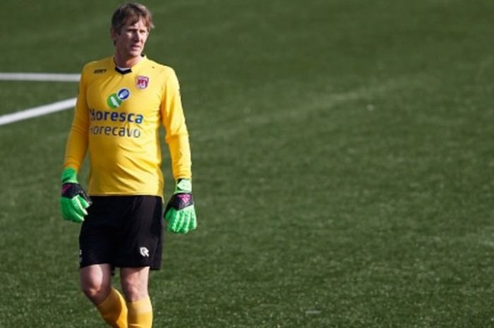 Edwin van der Sar bermain sebagai kiper Noordwijk dalam laga Hoofdklasse B melawan Jodan Boys di Sportpark Duinwetering, Noordwijk aan Zee, Belanda pada 12 Maret 2016.