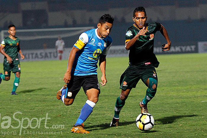       Kapten yang juga penyerang Barito Putera, Samsul Arif (kiri), adu lari dengan pemain PS Tira s