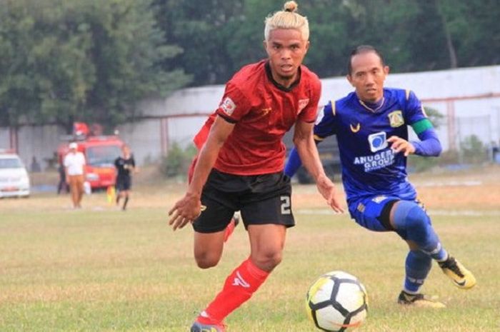 Kapten Persiba Balikpapan, Siswanto mengejar pemain PSMP dalam lanjutan Liga 2 pekan ketujuh pada Selasa (10/7/2018)