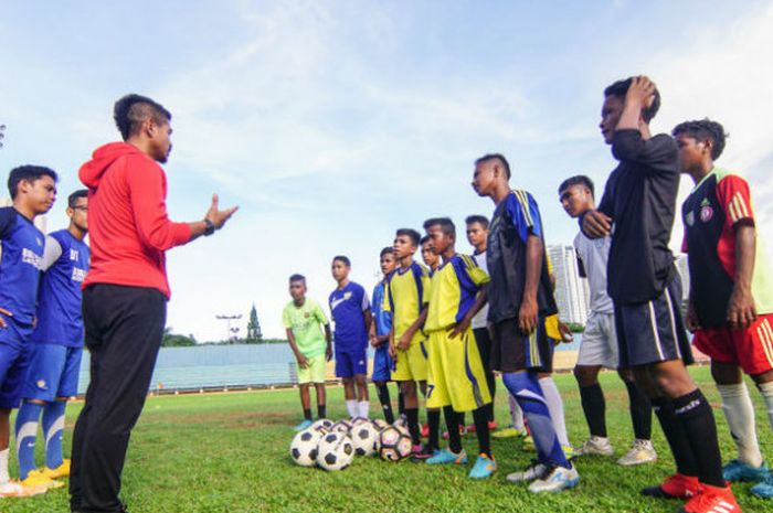 11 pesepak bola cilik dari Tulehu, Maluku Selatan, mendapat pengarahan dari legenda sepak bola Indonesia, Bambang Pamungkas, dalam acara coaching clinic di Jakarta, 4 Desember 2017.