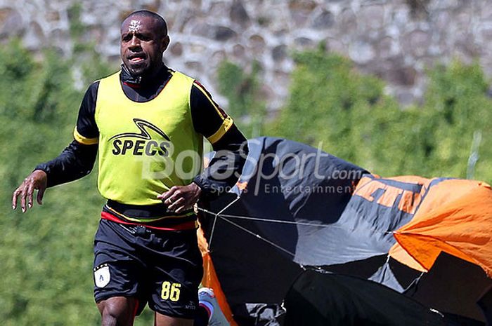  Penyerang Persipura Jayapura, Boaz Solossa, saat mengikuti training center di Agro Kusuma Batu, Jawa Timur, Sabtu (25/08/2018) pagi. 