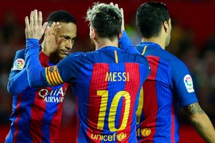  Neymar, Lionel Messi, dan Luis Suarez merayakan gol Barcelona ke gawang Sevilla pada laga di Stadion Ramon Sanchez Pizjuan, Minggu (6/11/2016).   