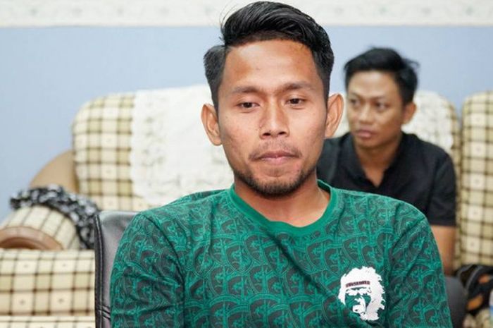Pemain Indonesia, Andik Vermansah saat penandatanganan kontrak dengan klub Liga Super Malaysia