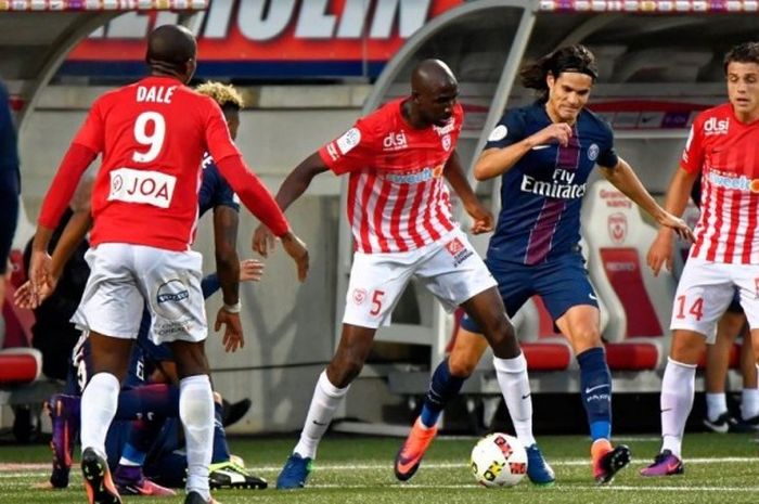 Pemain-pemain Nancy berupaya merebut bola dari striker PSG, Edinson Cavani, dalam laga Ligue 2016-2017 di Stade Marcel Picot.