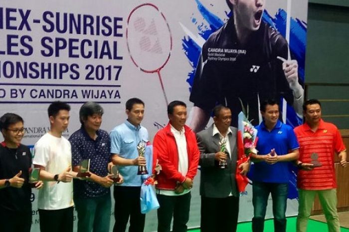 Eks pebulu tangkis Candra Wijaya bersama Menteri Pemuda dan Olahraga Imam Nahrawi memberikan penghargaan kepada para tokoh bulu tangkis nasional berprestasi, di Candra Wijaya International Badminton Center, Tangerang Selatan, Selasa (19/12/2017).