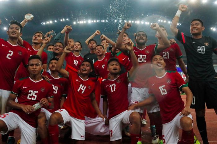 Para pemain timnas Indonesia merayakan kemenangan atas Filipina di depan tribune suporter asal Tanah Air yang memberi dukungan langsung di Stadion Shah Alam, Kamis (17/8/2017). 