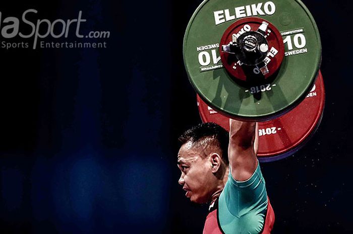 Aksi lifter Indonesia, Eko Yuli Irawan, saat melakukan angkatan kelas 62 kg putra pada test event Asian Games 2018.