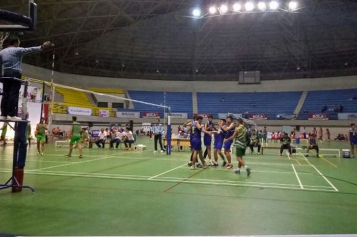 Pertandingan lanjutan babak penyisihan Pool A Kejurnas Bola Voli Antar Klub U-17 antara tim putra Elektrik PLN (hijau) vs tim BVN (biru) di GOR Amongraga, Yogyakarta, Kamis (30/11/2017).