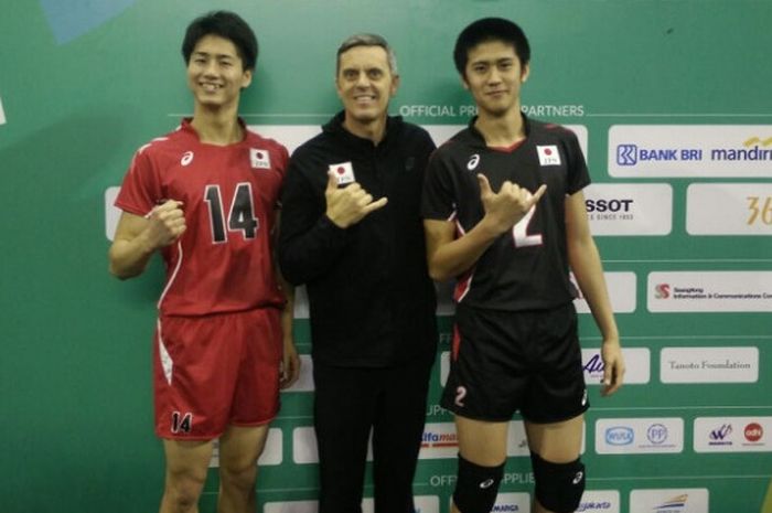 Dua pebola voli putra Jepang, Tomohiro Horie (kiri) dan Shunsuke Nakamura, berpose dengan sang pelatih Gordon Mayforth (tengah) setelah bertanding di perebutan tempat ketiga melawan Hong Kong pada test event Asian Games 2018 di Tennis Indoor, Senayan Jakarta, Kamis (15/2/2018).