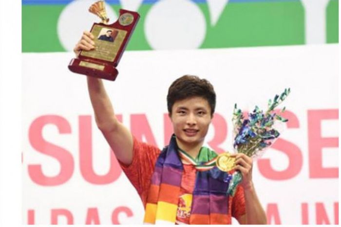 Pebulu tangkis tunggal putra China, Shi Yuqi, berhasil meraih gelar juara India Open 2018 setelah mengalahkan Chou Tien Chen (Taiwan), dengan skor 21-18, 21-14. Minggu (4/2/2018). 