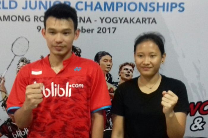 Pasangan ganda campuran Indonesia, Rinov Rivaldy/Pitha Haningtyas Mentari, berpose seusai memenangi laga semifinal kategori perorangan Kejuaraan Dunia Junior di GOR Among Rogo, Yogyakarta, Sabtu (21/10/2017).