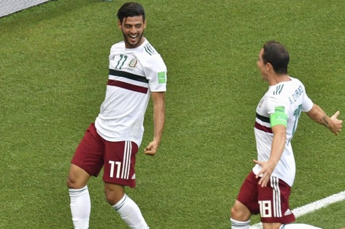 Penyerang Meksiko, Carlos Vela (kiri), melakukan selebrasi setelah mencetak gol ke gawang Korea Selatan dari titik penalti pada laga penyisihan Grup F Piala Dunia 2018 di Rostov Arena, Sabtu (23/6/2018).