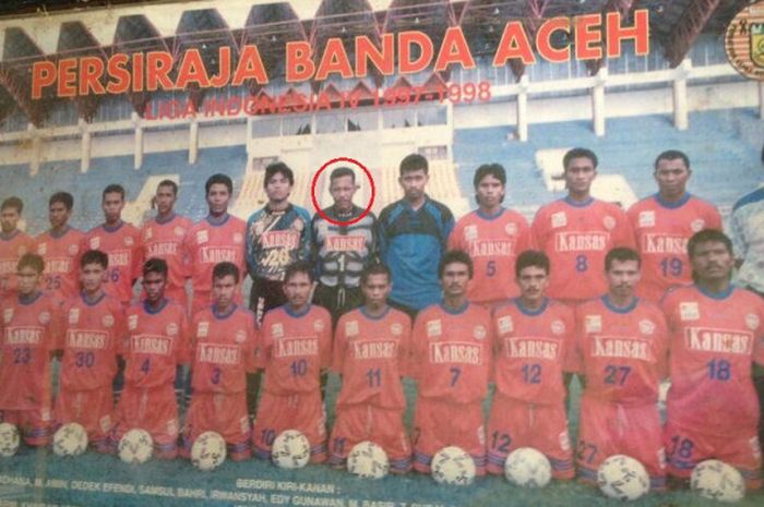M Basir (lingkaran merah), saat membela Persiraja Banda Aceh pada Divisi Utama Liga Indonesia musim 1998-1999.