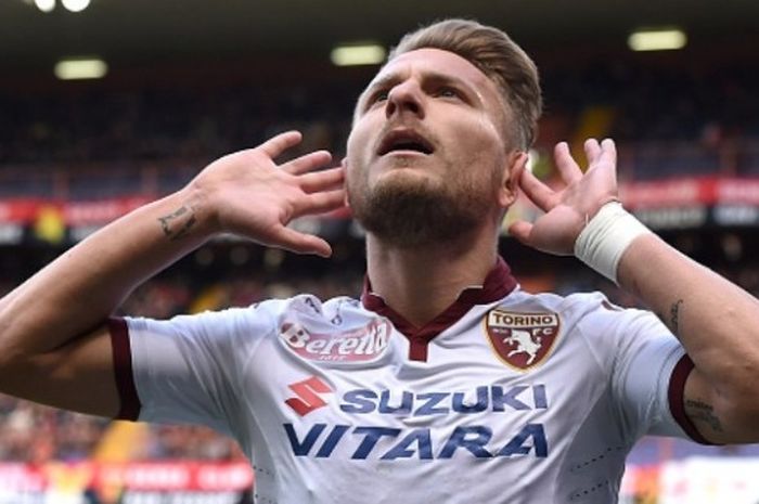 Striker Torino, Ciro Immobile, merayakan gol keduanya ke gawang Genoa dalam laga Serie A di Stadio Luigi Ferraris pada Minggu (13/3/16).