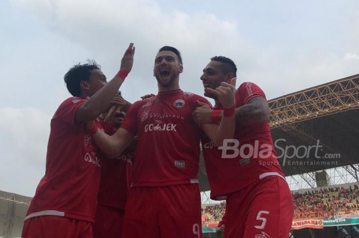 Striker Persija Jakarta Marko Simic merayakan golnya ke gawang Sriwijaya FC pada duel pekan ke-32 Liga 1 2018 di Stadion Wibawa Mukti, Cikarang, Kabupaten Bekasi, Sabtu (24/11/2018) sore WIB.