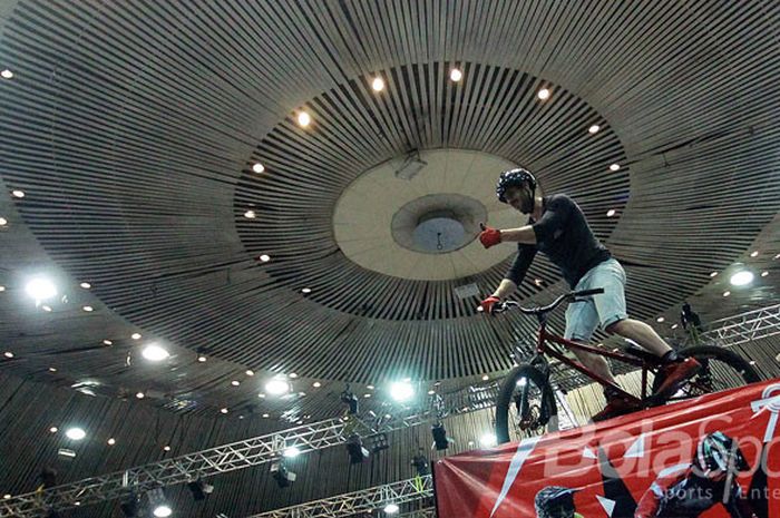 Salah satu atraksi bmx pada acara GOIFEX di JCC Senayan, Sabtu (19/08/17)