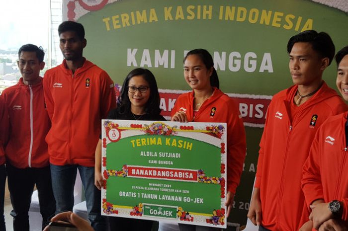 Atlet tenis putri Indonesia, Aldila Sutjiadi, ditemani para peraih medali emas Asian Games 2018 menerima layanan gratis 1 tahun dari GO-JEK di Kantor GO-JEK Indonesia, Jakarta pada Kamis (6/9/2018).