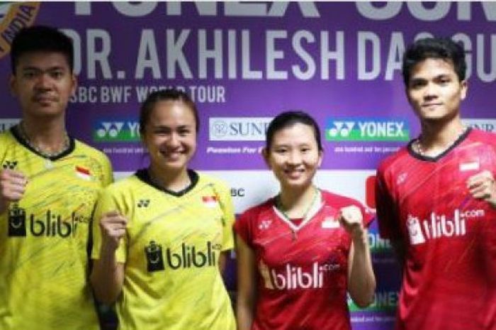 Pebulu tangkis ganda campuran Indonesia, Praveen Jordan/Melati Daeva (baju kuning) dan Ricky Karandasuwardi/Debby Susanto (baju merah) yang berlaga di India Open 2018. 