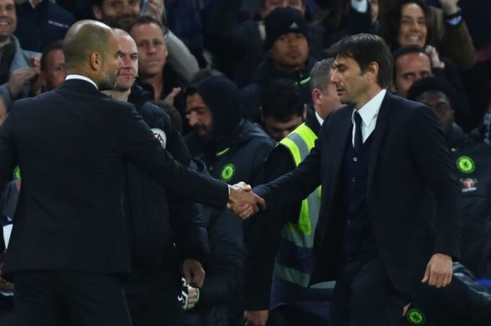 Manajer Chelsea, Antonio Conte (kanan), bersalaman dengan manajer Manchester City, Josep Guardiola, dalam laga Premier League di Stadion Stamford Bridge, London, Inggris, pada 5 April 2017.