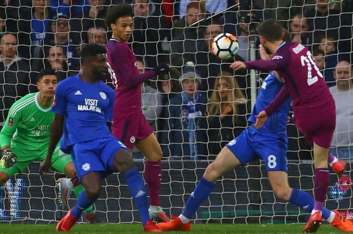 Gelandang Manchester City, Bernardo Silva (kanan), melepaskan tembakan ke gawang Cardiff City yang dikawal kiper Neil Etheridge dalam laga ronde keempat Piala FA di Cardiff City Stadium, Cardiff, Inggris, pada 28 Januari 2018.