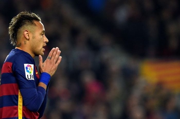 Ekspresi bintang Barcelona, Neymar, saat melawan Athletic Bilbao, pada perempat final kedua Copa del Rey di Stadion Camp Nou, 27 Januari 2016.