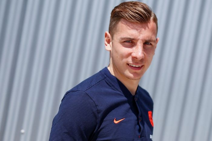 Lucas Digne resmi pindah ke Everton dengan biaya 18 juta pounds atau hampir Rp 341 miliar, Rabu (1/8/2018).