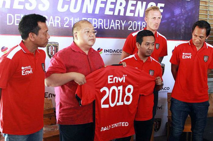 CEO Bali United, Yabes Tanuri (kedua dari kiri) beserta perwakilan PT. Indaco Warna Dunia, didampingi pelatih Widodo Cahyono Putro (kiri) serta dua pemain andalannya, Nick Van der Velden dan kiper I Kadek Wardana memperkenalkan sponsor baru untuk mendampingi tim Bali United pada 3 musim ke depan.